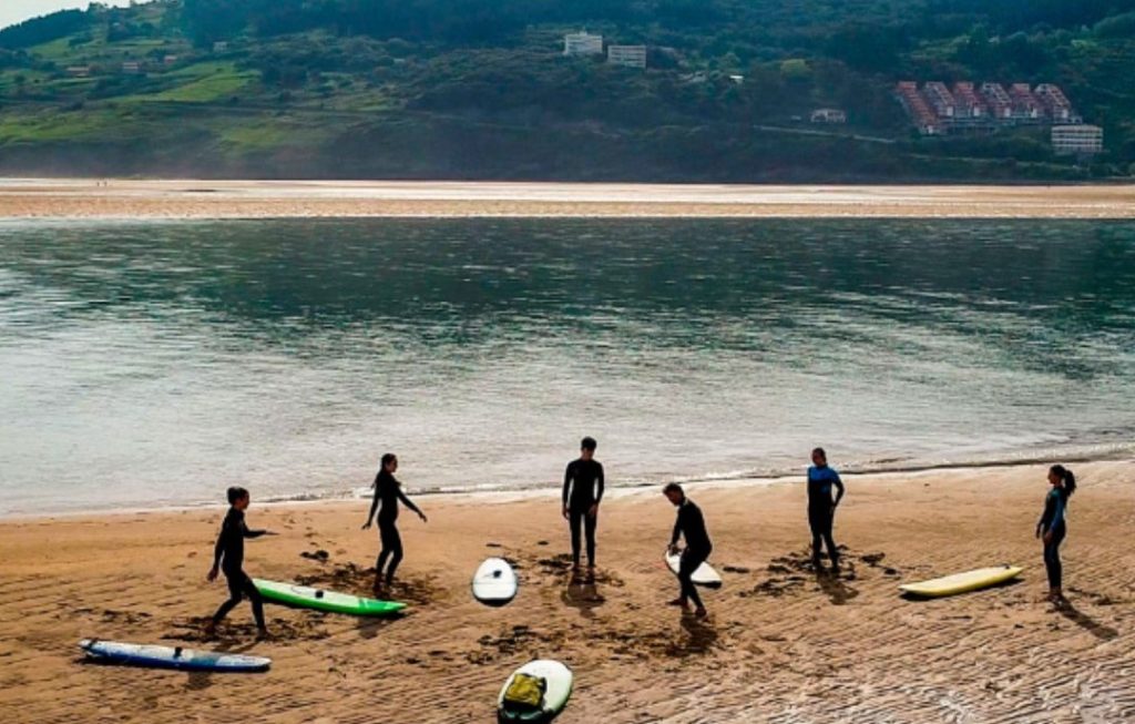 Mike-Dobos-surf-Coach-Clases-de-surf-en-Mundaka para niños